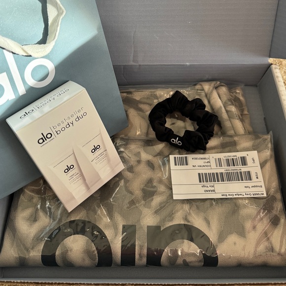 🌟New Alo Yoga Set 3pc Box - Picture 2 of 6
